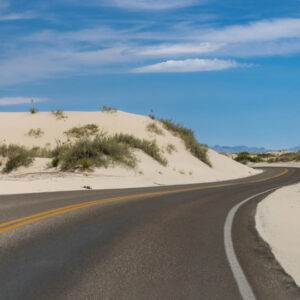 Straße die zwischen Dünen entlang führt für New Mexico LLC Gründung